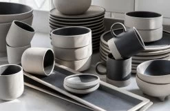 ByOn Fumiko Plate 25,6x2 Cm, Beige/Black -Bergs Potter Store byon fumiko plate 256x2 cm beige black 5