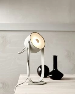 Svejk 13 Tischlampe, Beige/Messing -Bergs Potter Store co bankeryd svejk 13 tischlampe 2