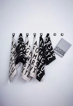 Design Letters Classic Küchenhandtuch 2-er Set, Schwarz -Bergs Potter Store design letters classic kitchen towel 2 pack 1