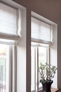 Ebba Rollengardine 100x180cm, Weiss 8 Ebba Rollengardine 100x180cm, Weiss -Bergs Potter Store himla ebba rollengardine 60x180cm weiss 2