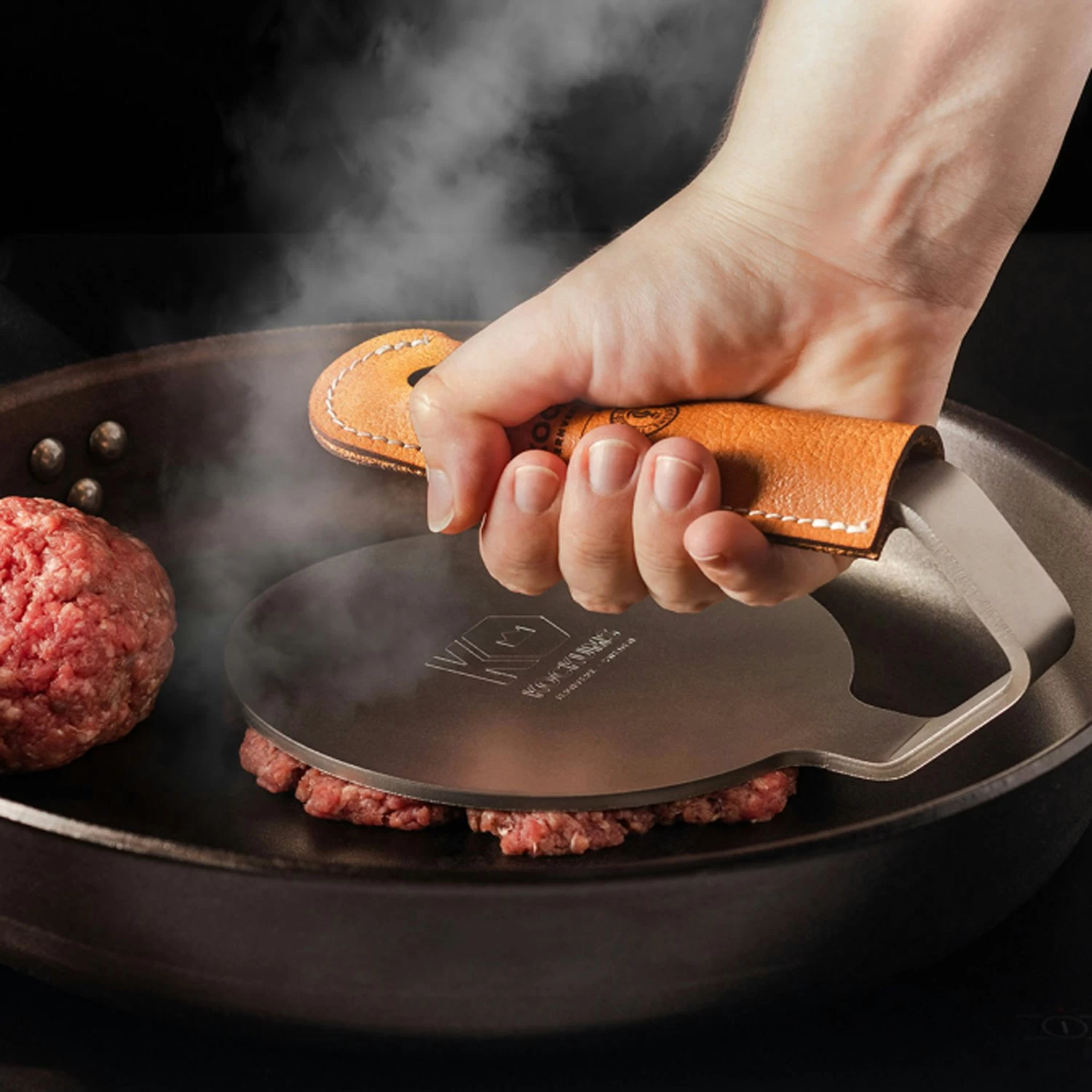 Kockums Jernverk Grillpresse Mit Griff Aus Tärnsjö-Leder 4 Kockums Jernverk Grillpresse Mit Griff Aus Tärnsjö-Leder – Bild 2