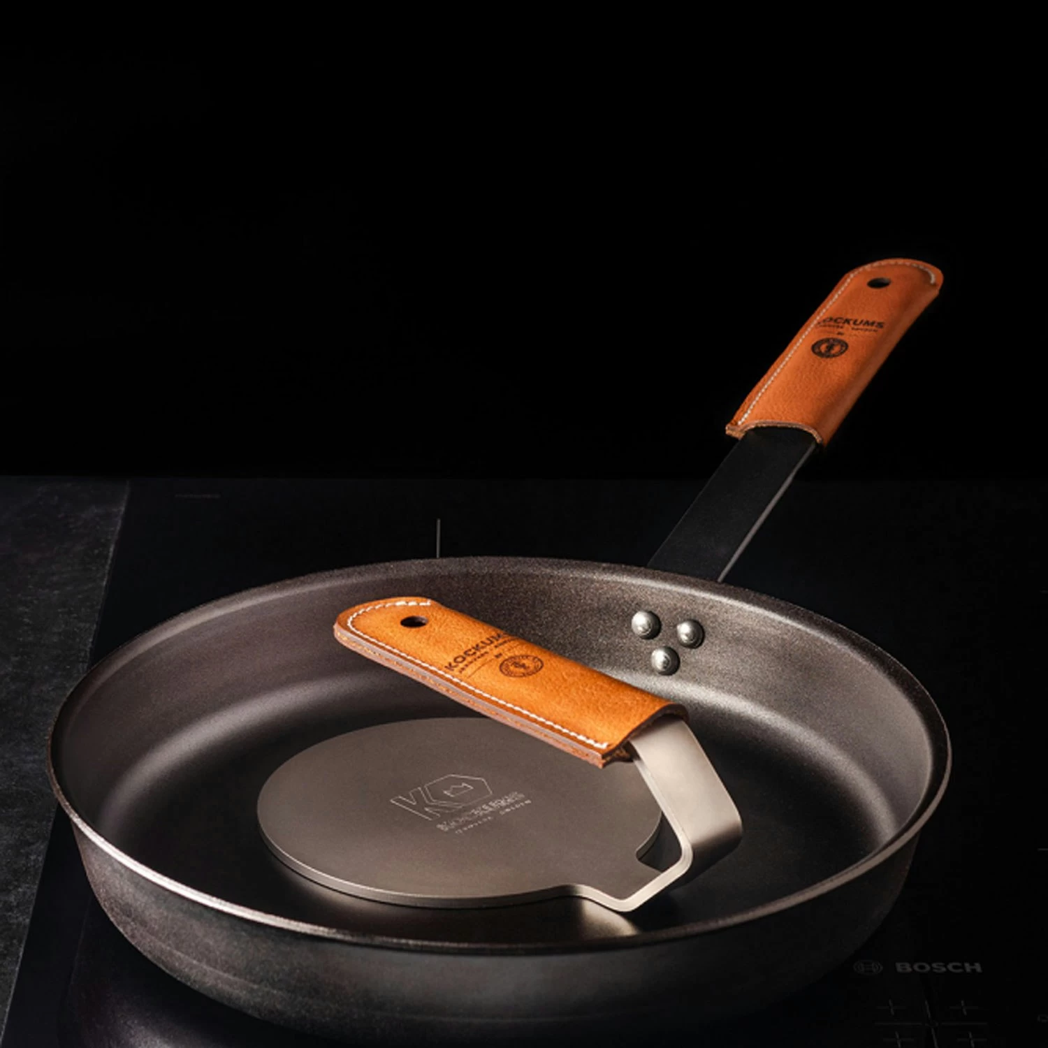 Kockums Jernverk Grillpresse Mit Griff Aus Tärnsjö-Leder 5 Kockums Jernverk Grillpresse Mit Griff Aus Tärnsjö-Leder – Bild 3