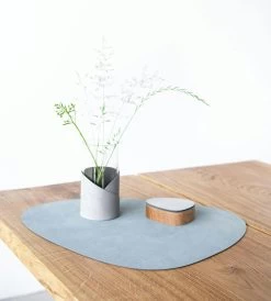 LIND DNA Curve Nupo Tischset L, 37x44 Cm/ Hellblau -Bergs Potter Store lind dna curve nupo tischset l 37x44 cm 90