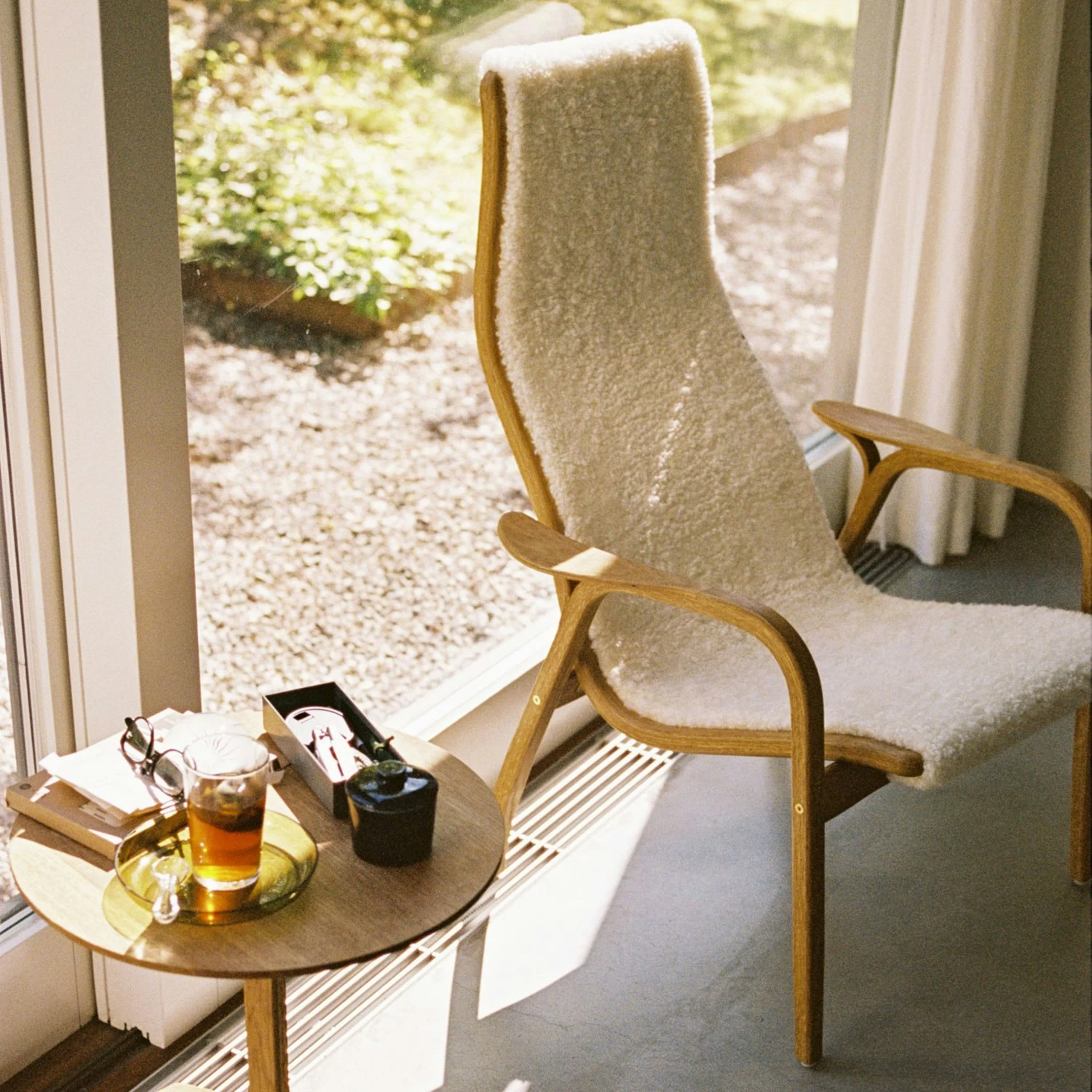 Swedese Lamino Hocker Schafsfell/Eiche, Scandinavian Grey 7 Swedese Lamino Hocker Schafsfell/Eiche, Scandinavian Grey – Bild 5